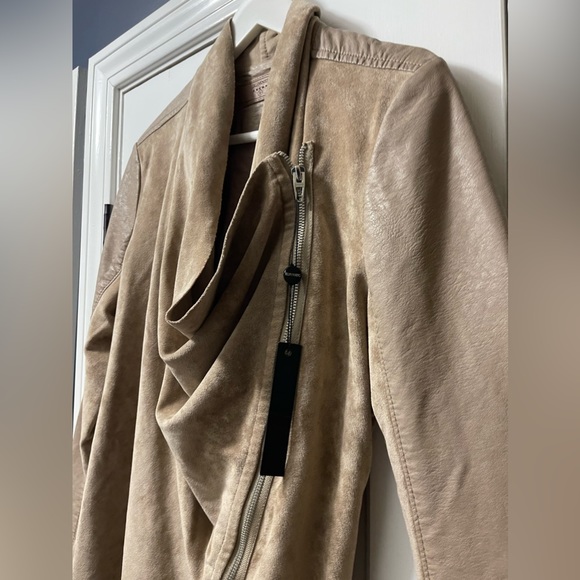Suede faux leather tan moto jacket NWT with asymmetrical zip drape hem - Picture 3 of 7